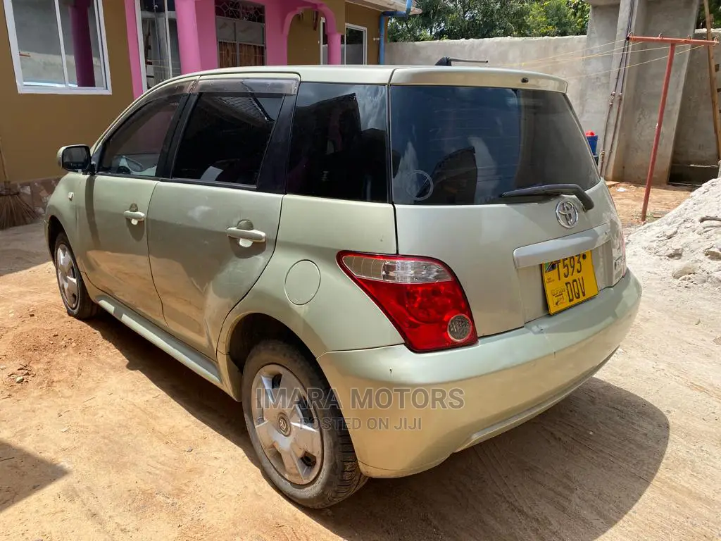 Toyota IST 2005