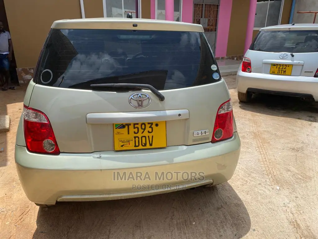 Toyota IST 2005