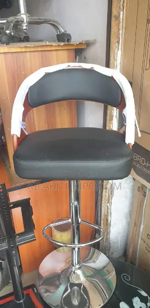 Confortable Bar Stool With Lather