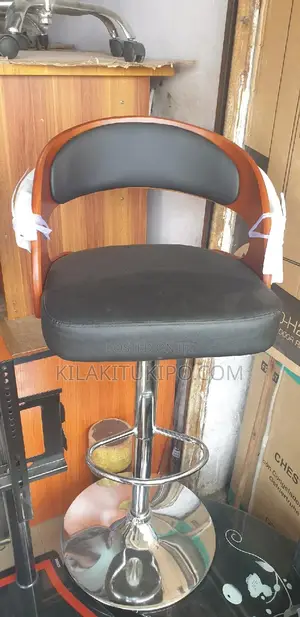 Confortable Bar Stool With Lather