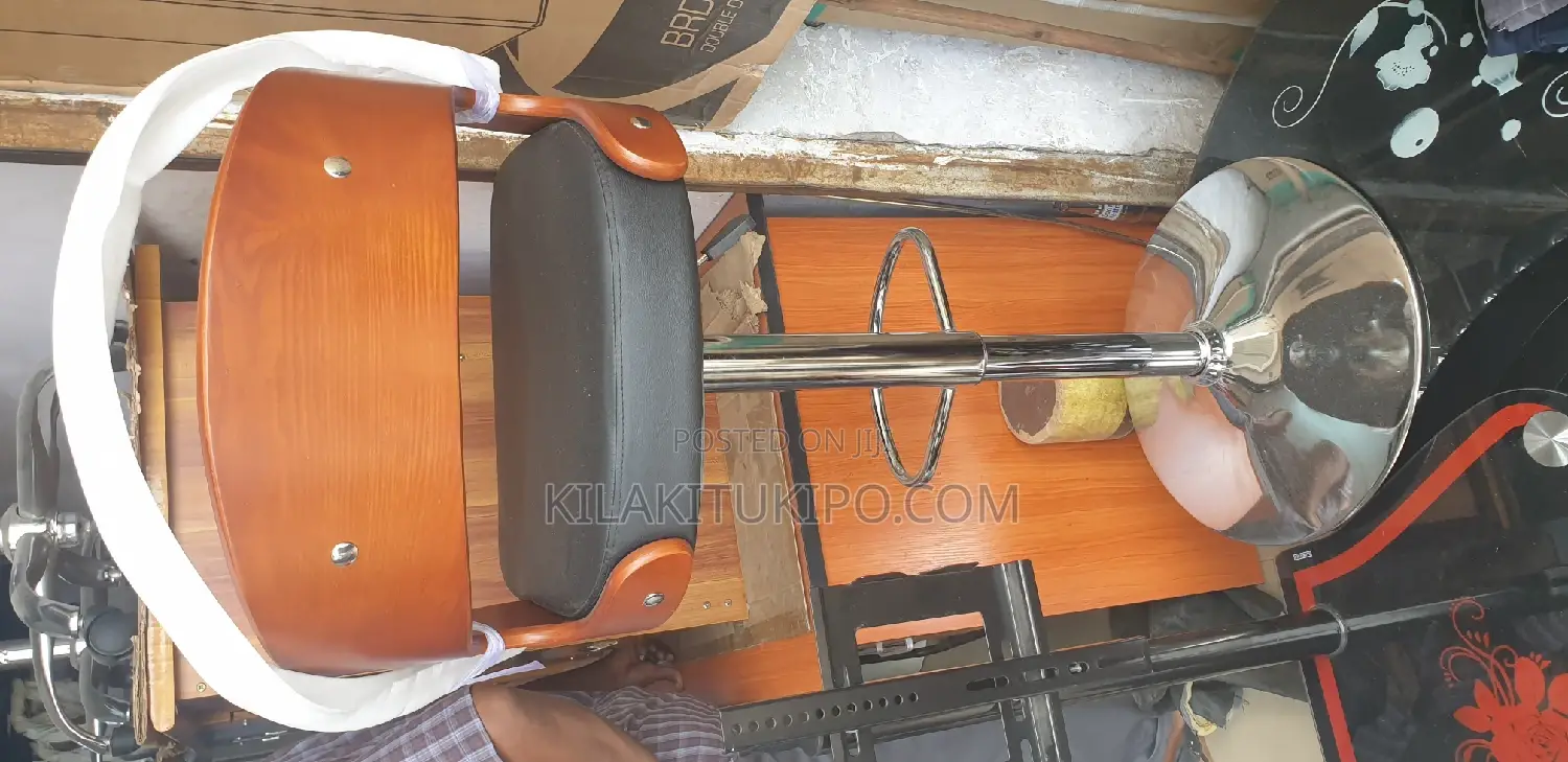 Confortable Bar Stool With Lather