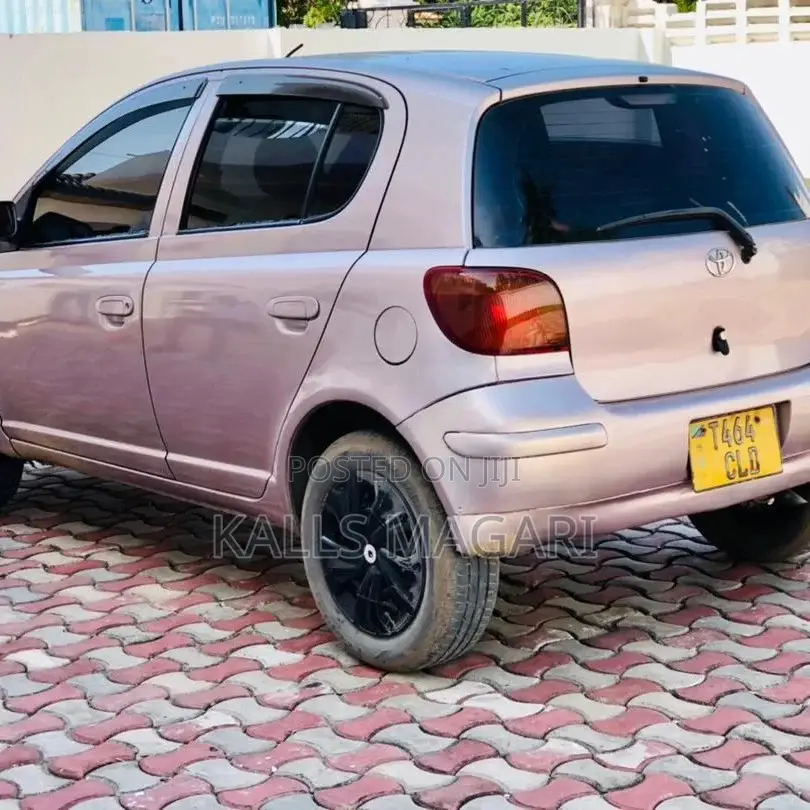 Toyota Vitz 2005 Pink