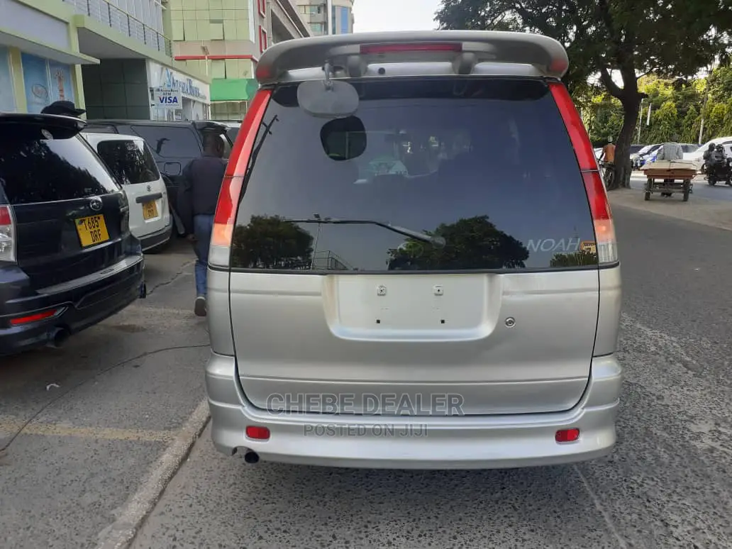 Toyota Noah 2.0 AWD (8 Seater) 2001 Silver