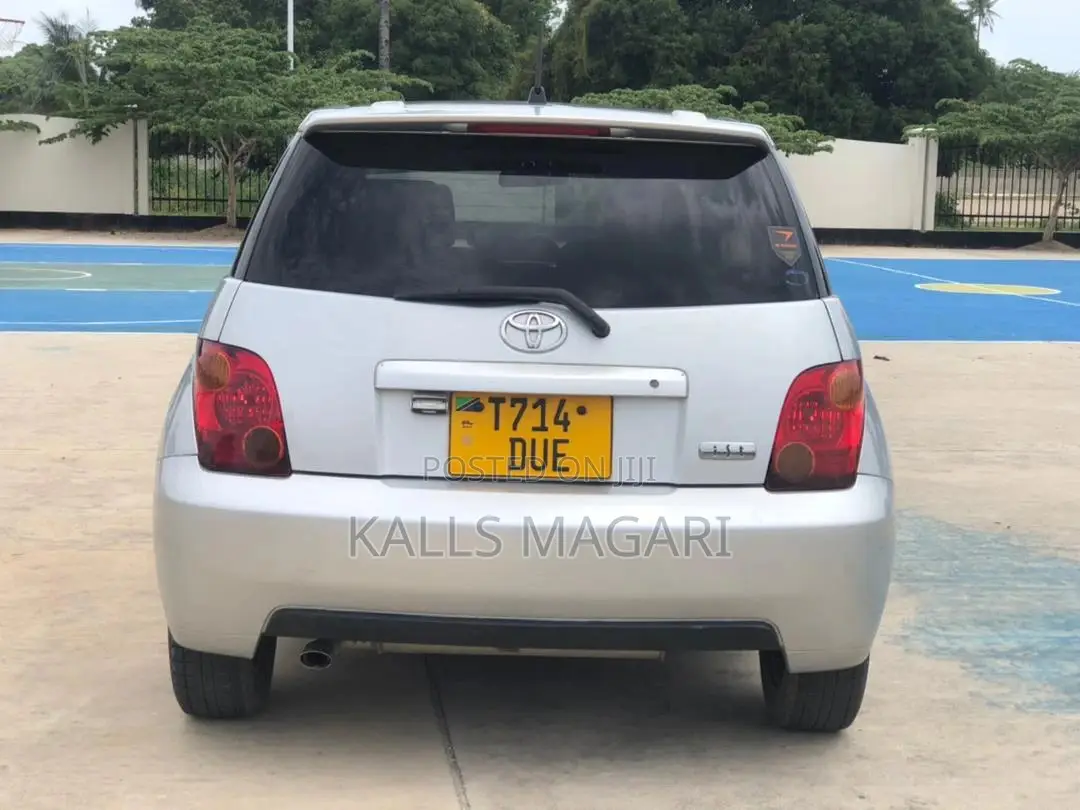 Toyota IST 2003