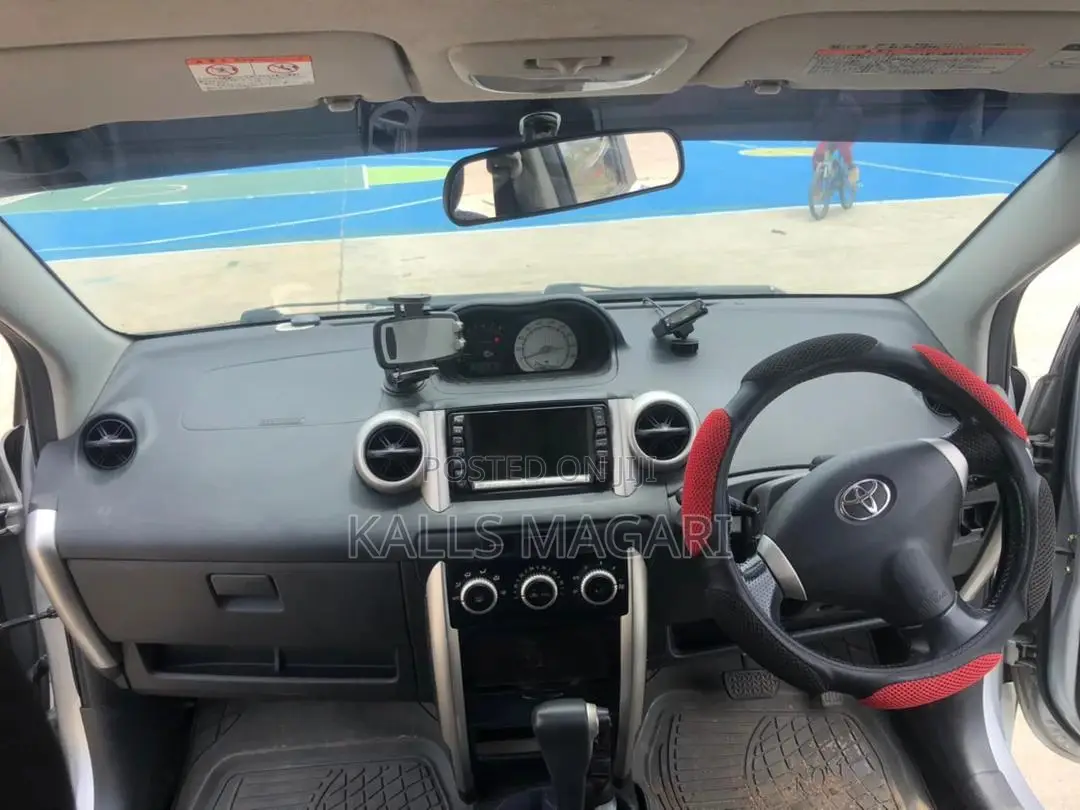 Toyota IST 2003