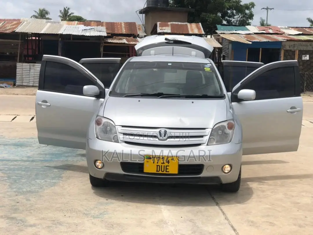 Toyota IST 2003