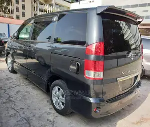 Toyota Noah 2.0 AWD (8 Seater) 2005 Black