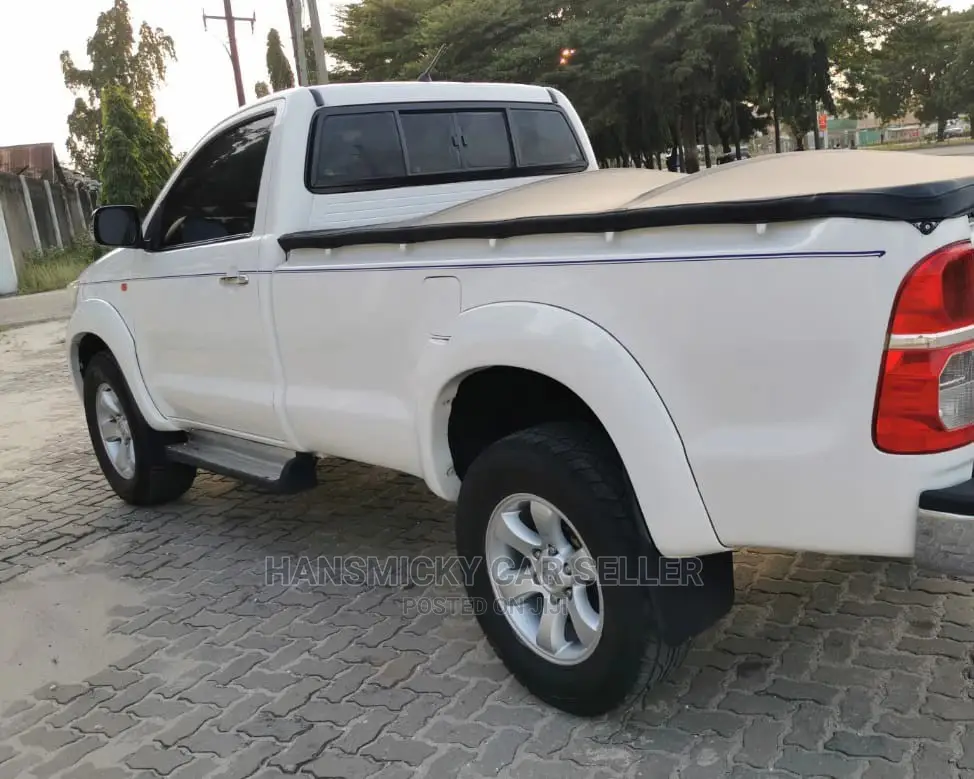 Toyota Hilux 2013 White