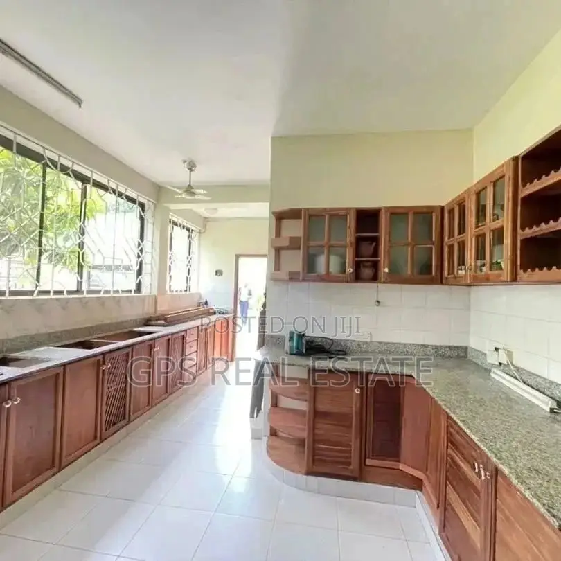 7bdrm Mansion in Mansa Mussa, Kinondoni for Sale
