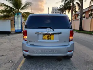 Toyota Corolla Rumion Hatchback 1.5 FWD 2009 Silver
