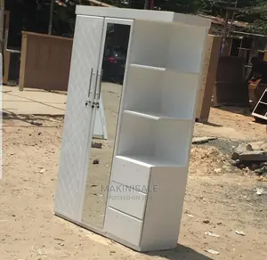 Kabati Zuri Sana La Nguo Simple