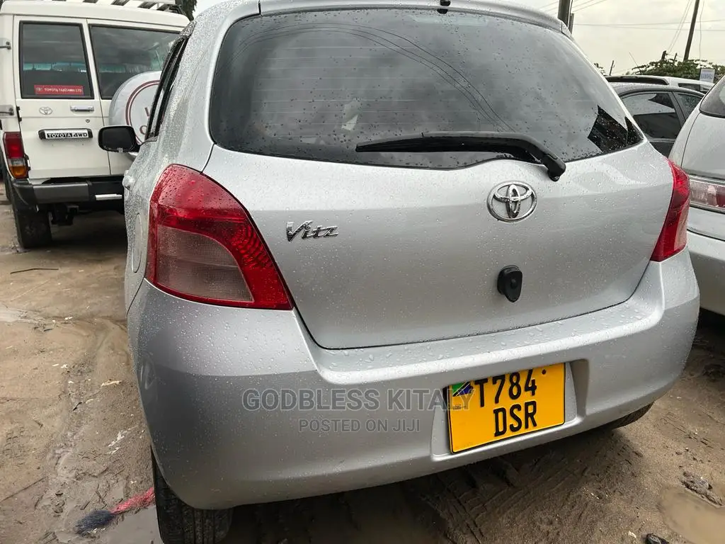 Toyota Vitz 2006 Silver