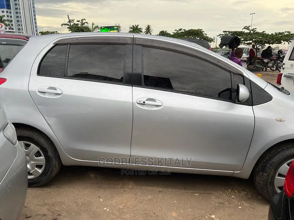 Toyota Vitz 2006 Silver