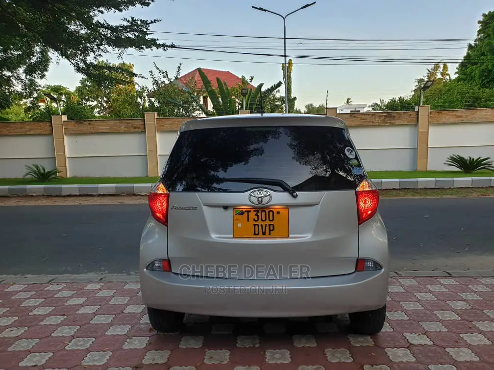 Toyota Ractis 1.3 FWD 2012 Silver