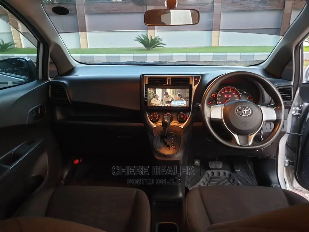 Toyota Ractis 1.3 FWD 2012 Silver