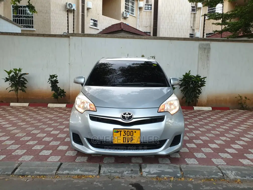 Toyota Ractis 1.3 FWD 2012 Silver