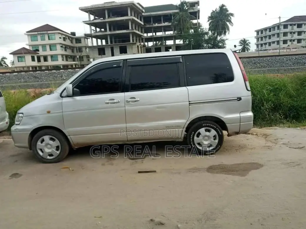 Toyota Noah 2.0 AWD (8 Seater) 2001 Silver