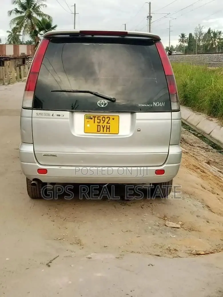 Toyota Noah 2.0 AWD (8 Seater) 2001 Silver