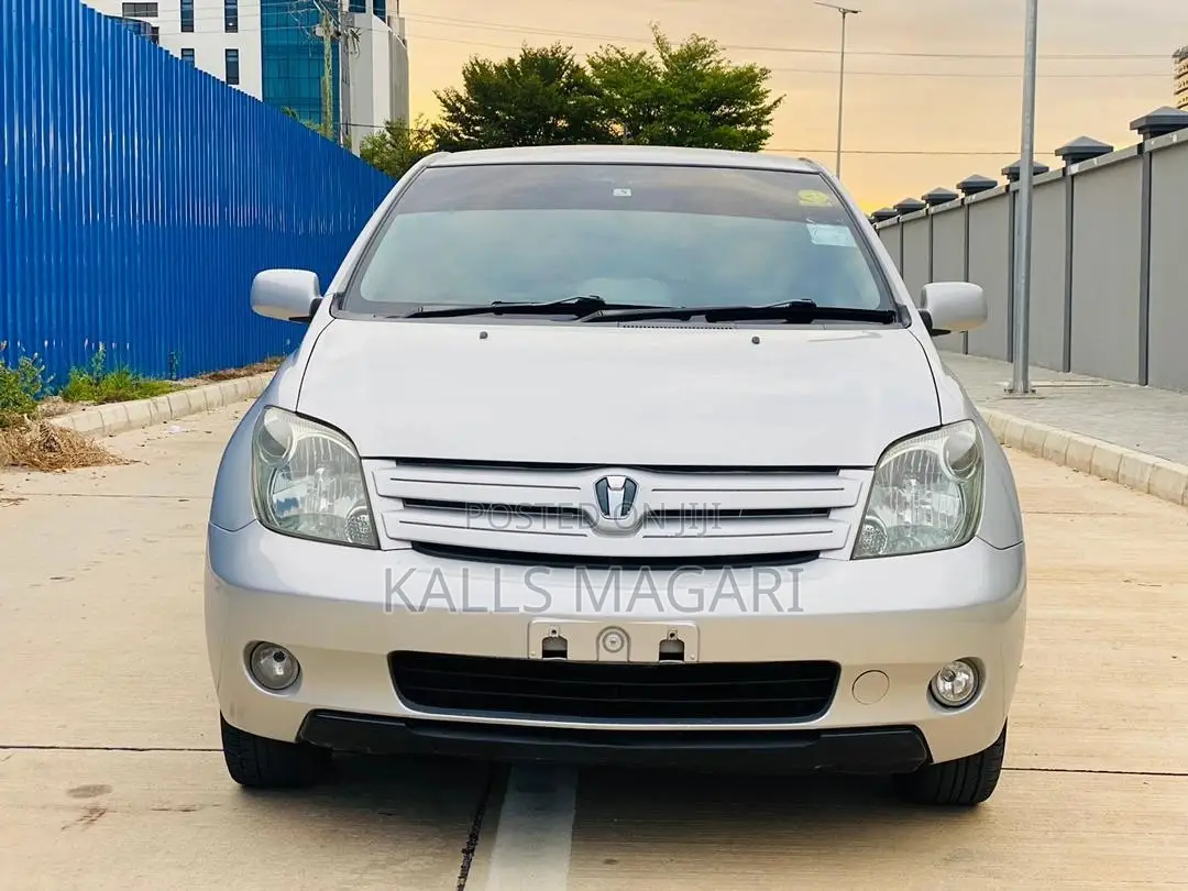 Toyota IST 2004 Silver