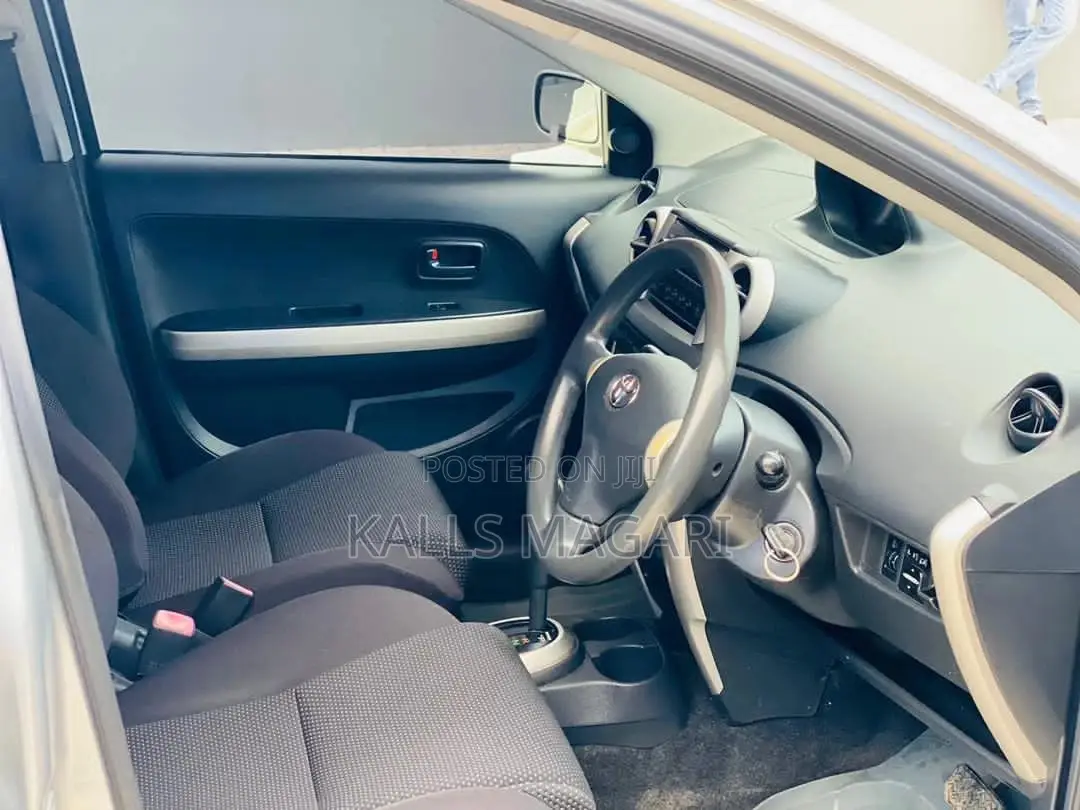 Toyota IST 2004 Silver