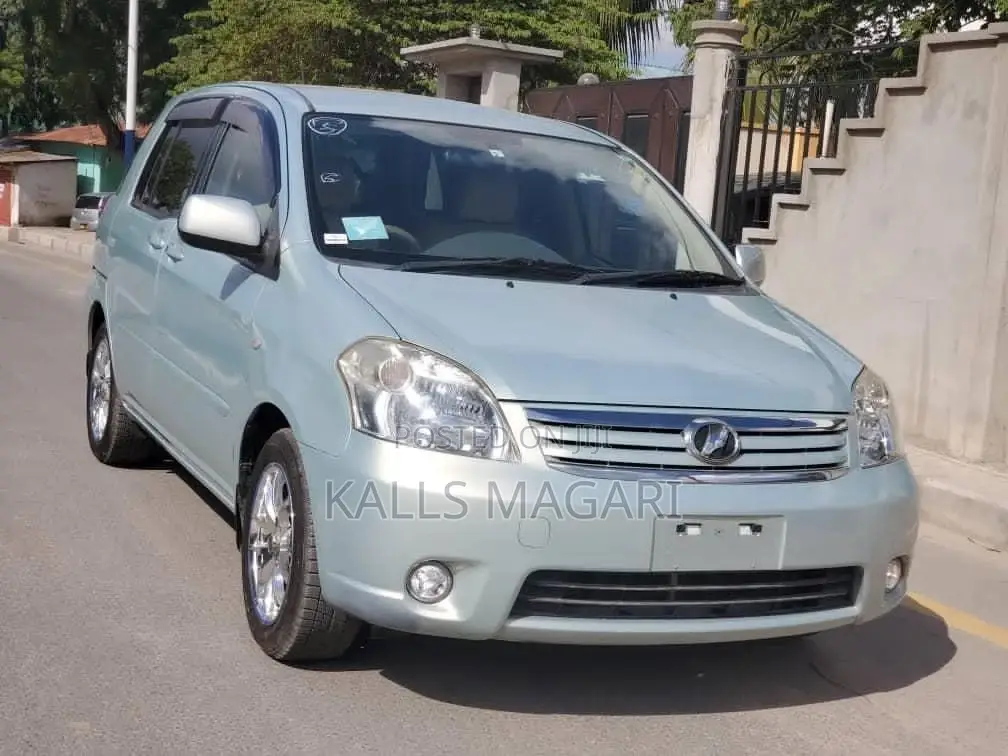 Toyota Raum 2004 Silver