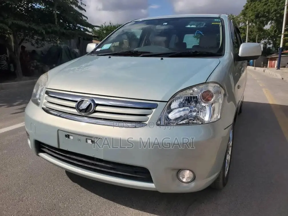 Toyota Raum 2004 Silver