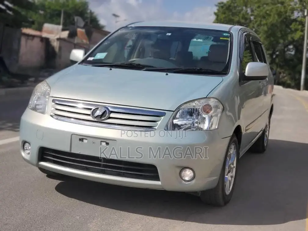 Toyota Raum 2004 Silver
