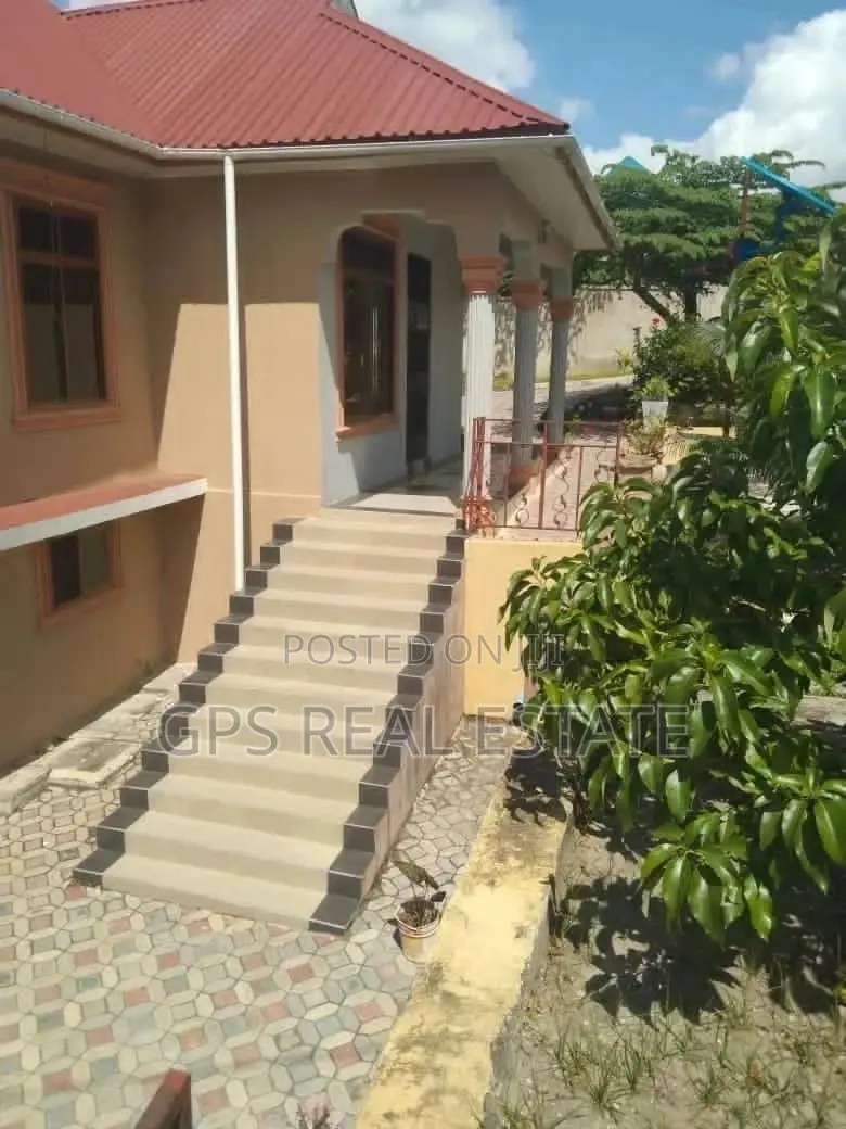 5bdrm House in Max Evarst, Kinondoni for Sale