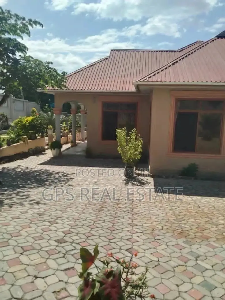 5bdrm House in Max Evarst, Kinondoni for Sale