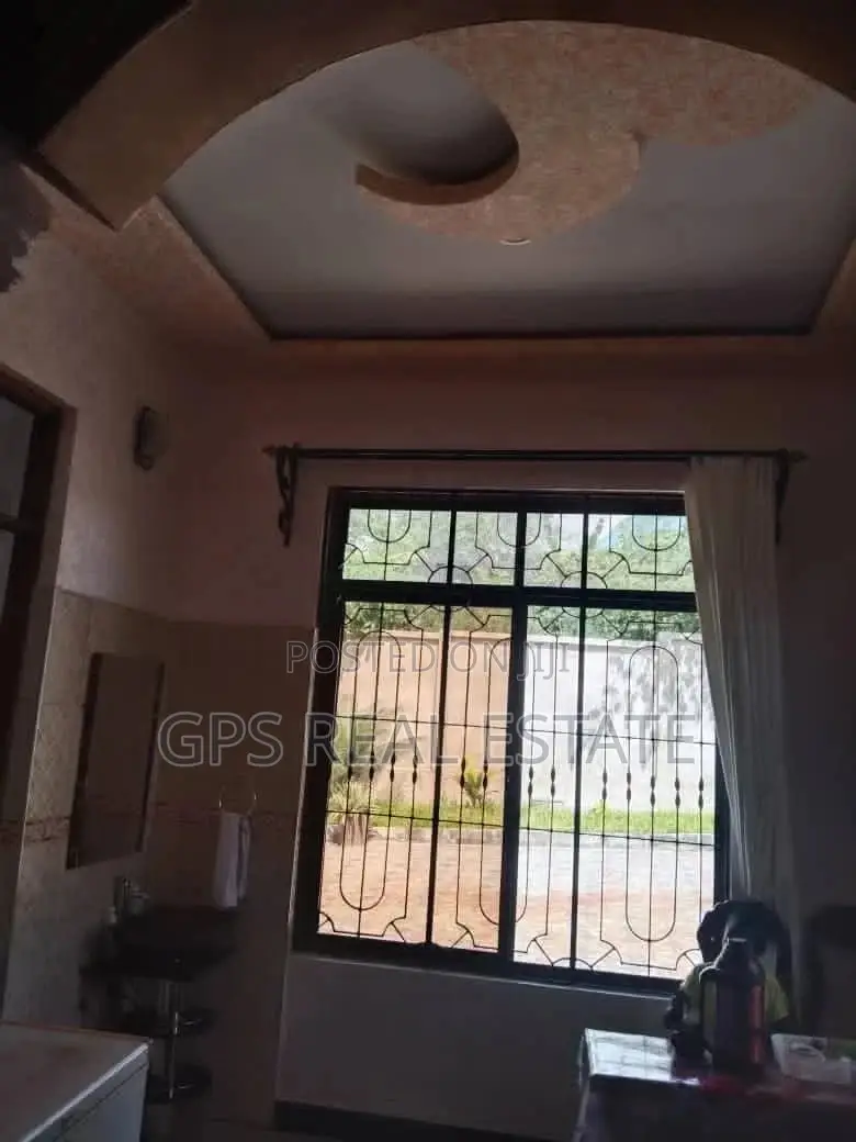 5bdrm House in Max Evarst, Kinondoni for Sale