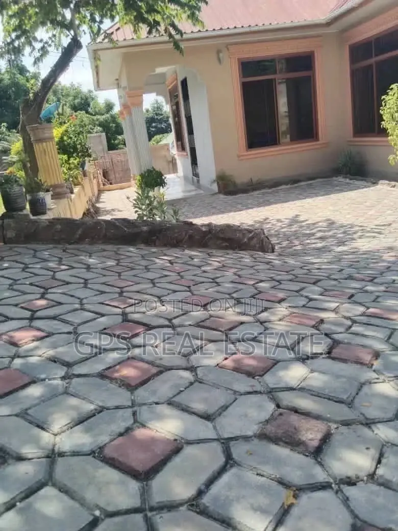 5bdrm House in Max Evarst, Kinondoni for Sale