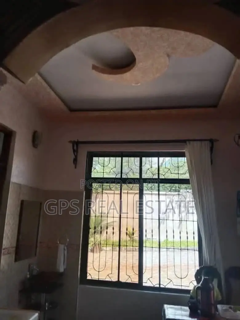 5bdrm House in Max Evarst, Kinondoni for Sale