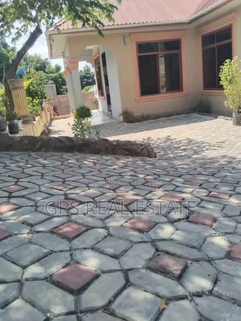 5bdrm House in Max Evarst, Kinondoni for Sale