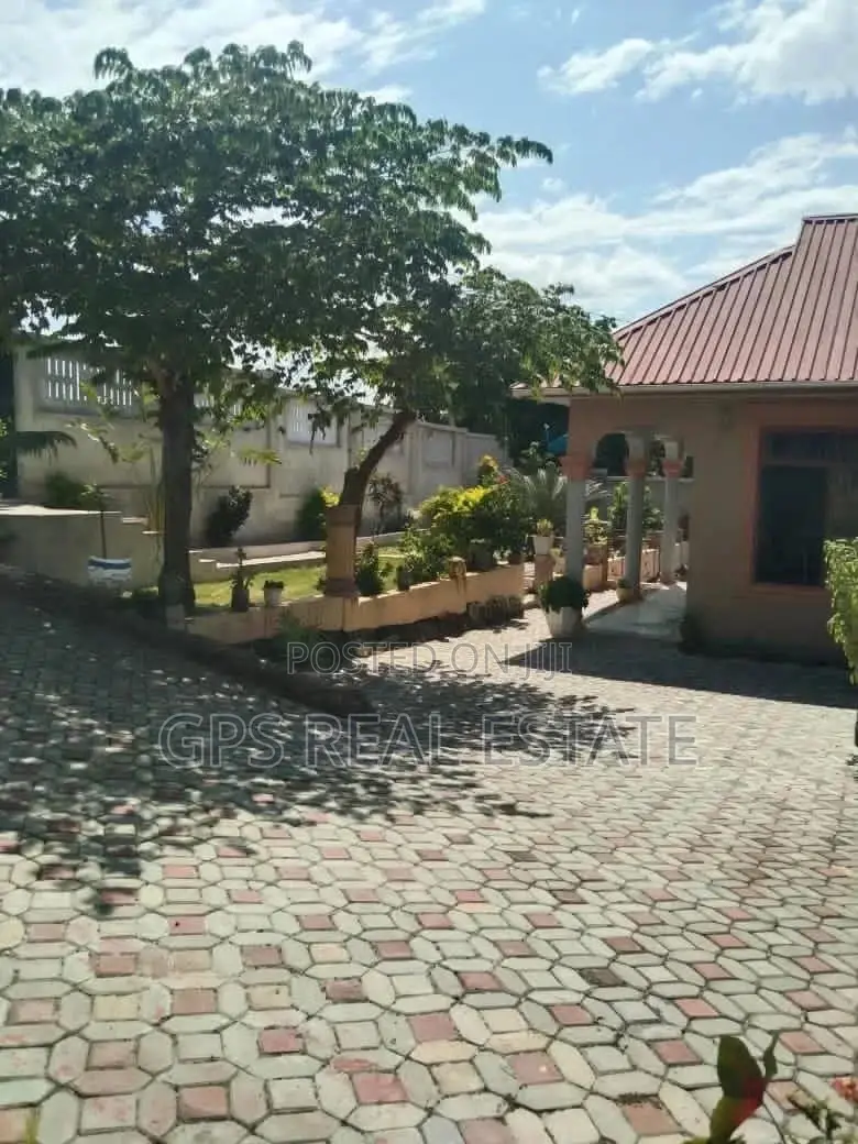 5bdrm House in Max Evarst, Kinondoni for Sale
