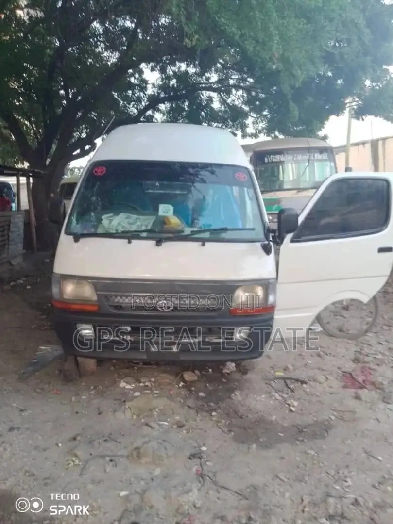 Toyota Hiace 220 2007 White