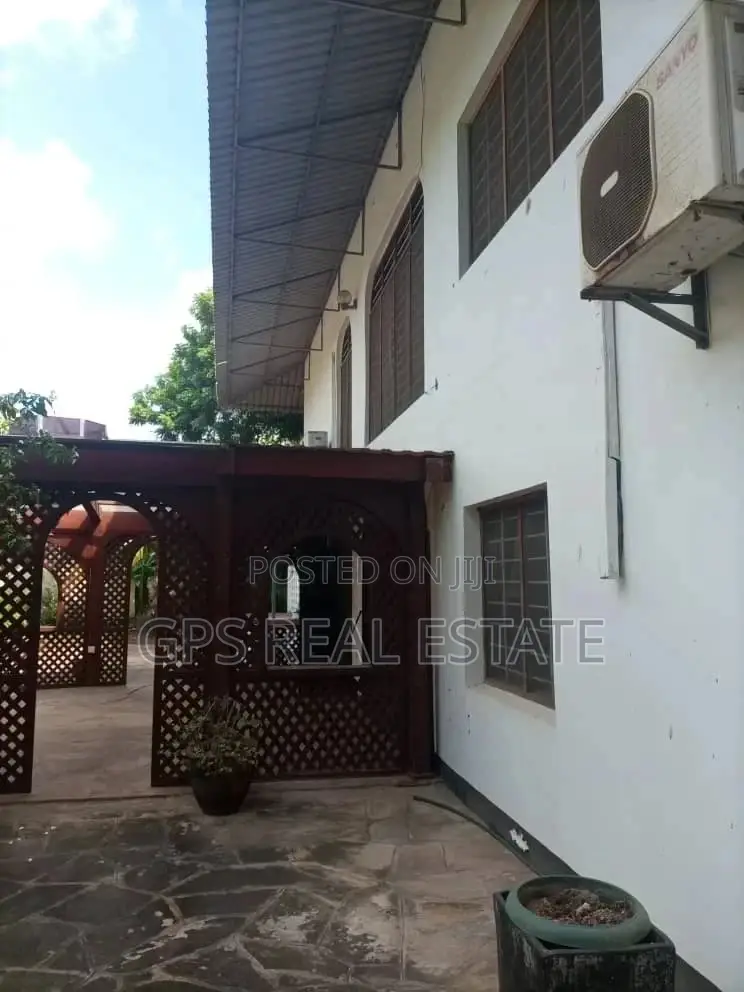 5bdrm House in Maxposh, Masaki for Sale