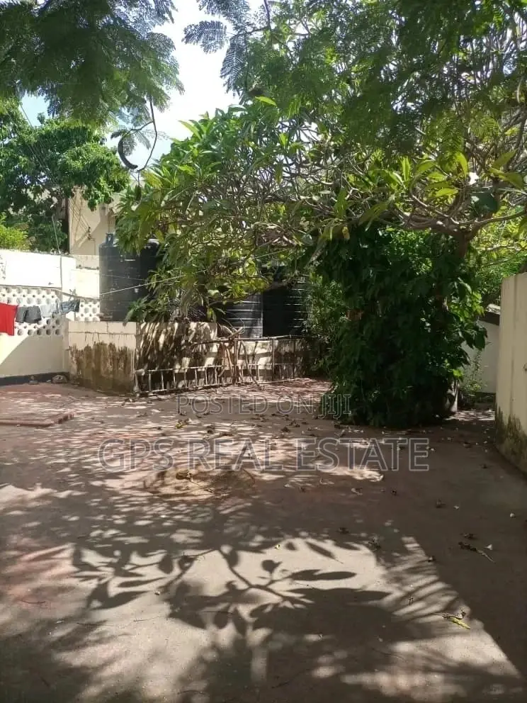 5bdrm House in Maxposh, Masaki for Sale