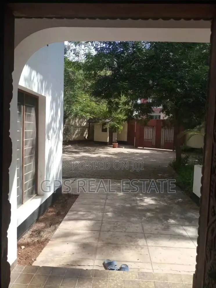 5bdrm House in Maxposh, Masaki for Sale