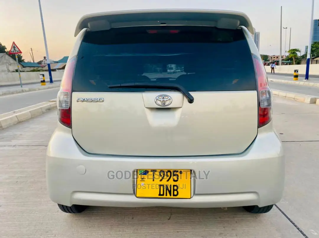 Toyota Passo 2004 Gold