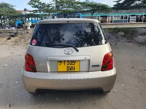 Toyota IST 2004 Gold