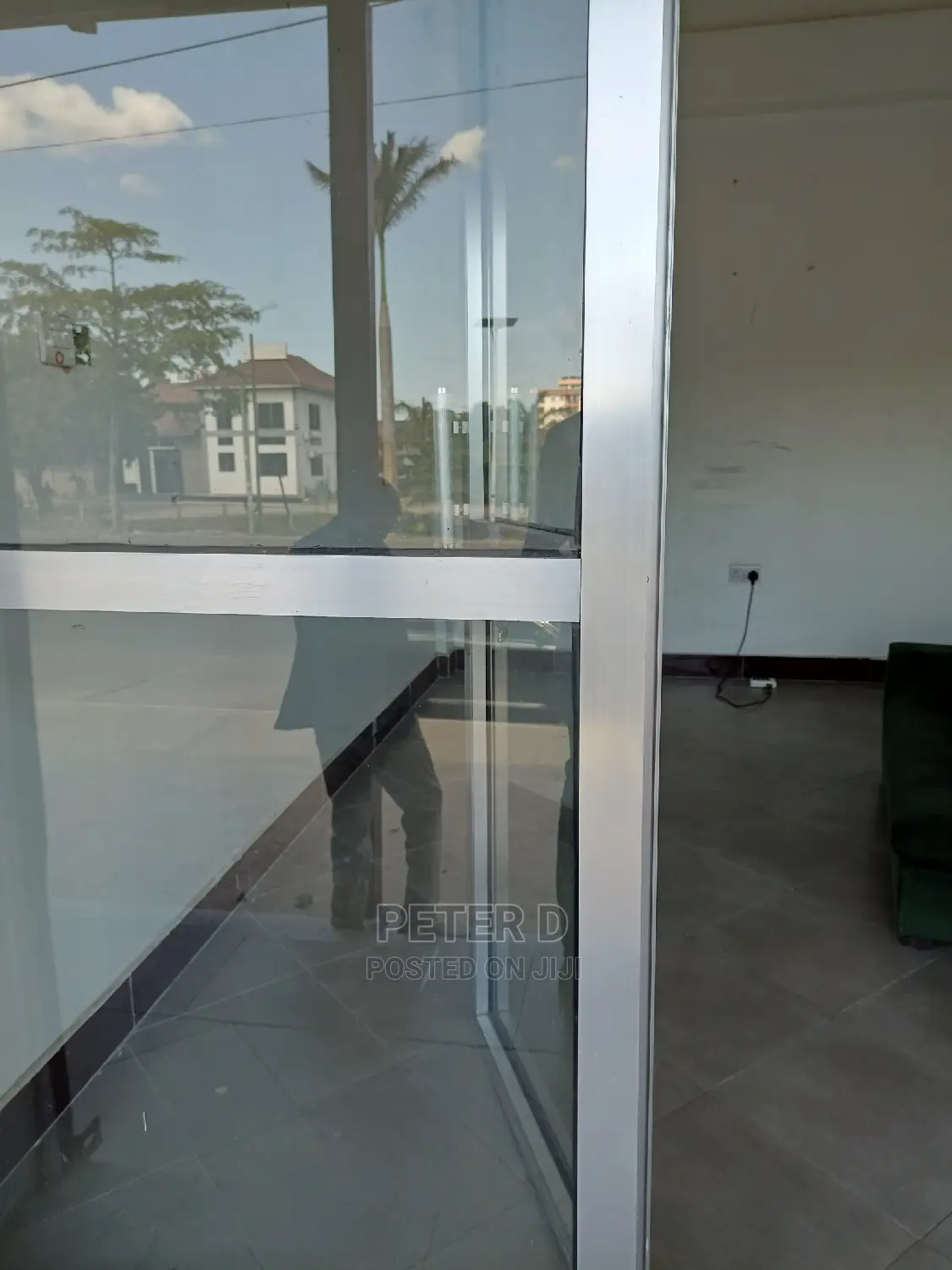 Frame Inaangalia Barabara