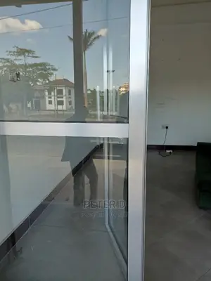 Frame Inaangalia Barabara