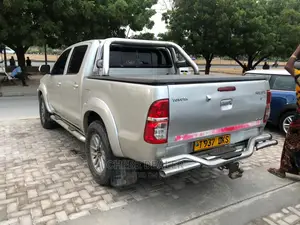 Toyota Hilux SR 2013 Gray
