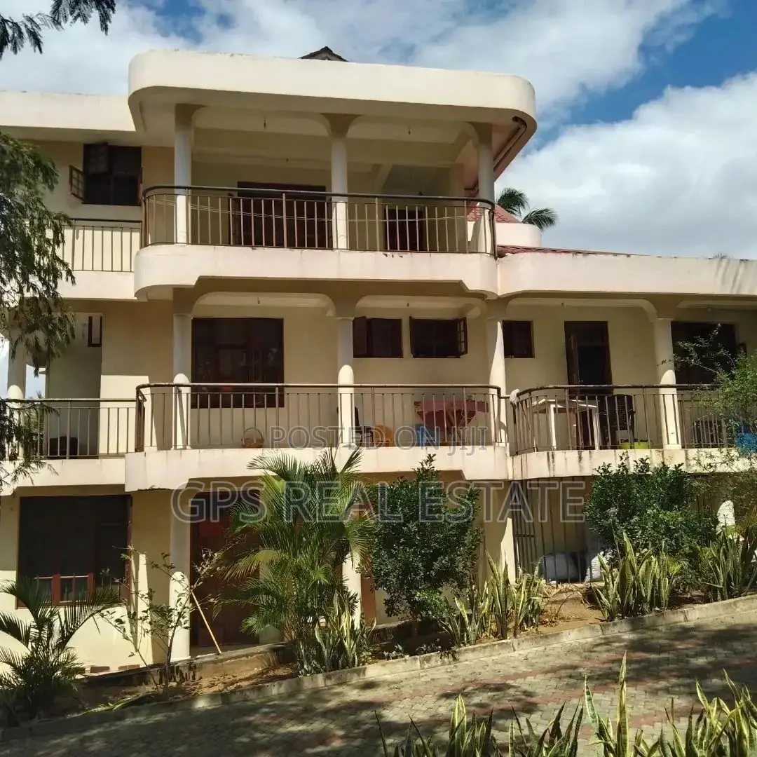 8bdrm House in Maxposh, Kinondoni for Sale