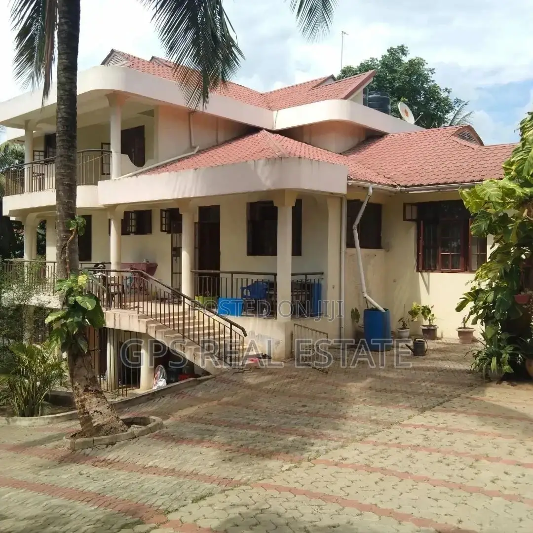 8bdrm House in Maxposh, Kinondoni for Sale