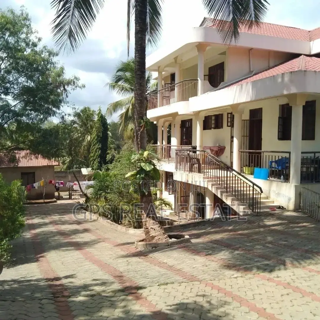 8bdrm House in Maxposh, Kinondoni for Sale