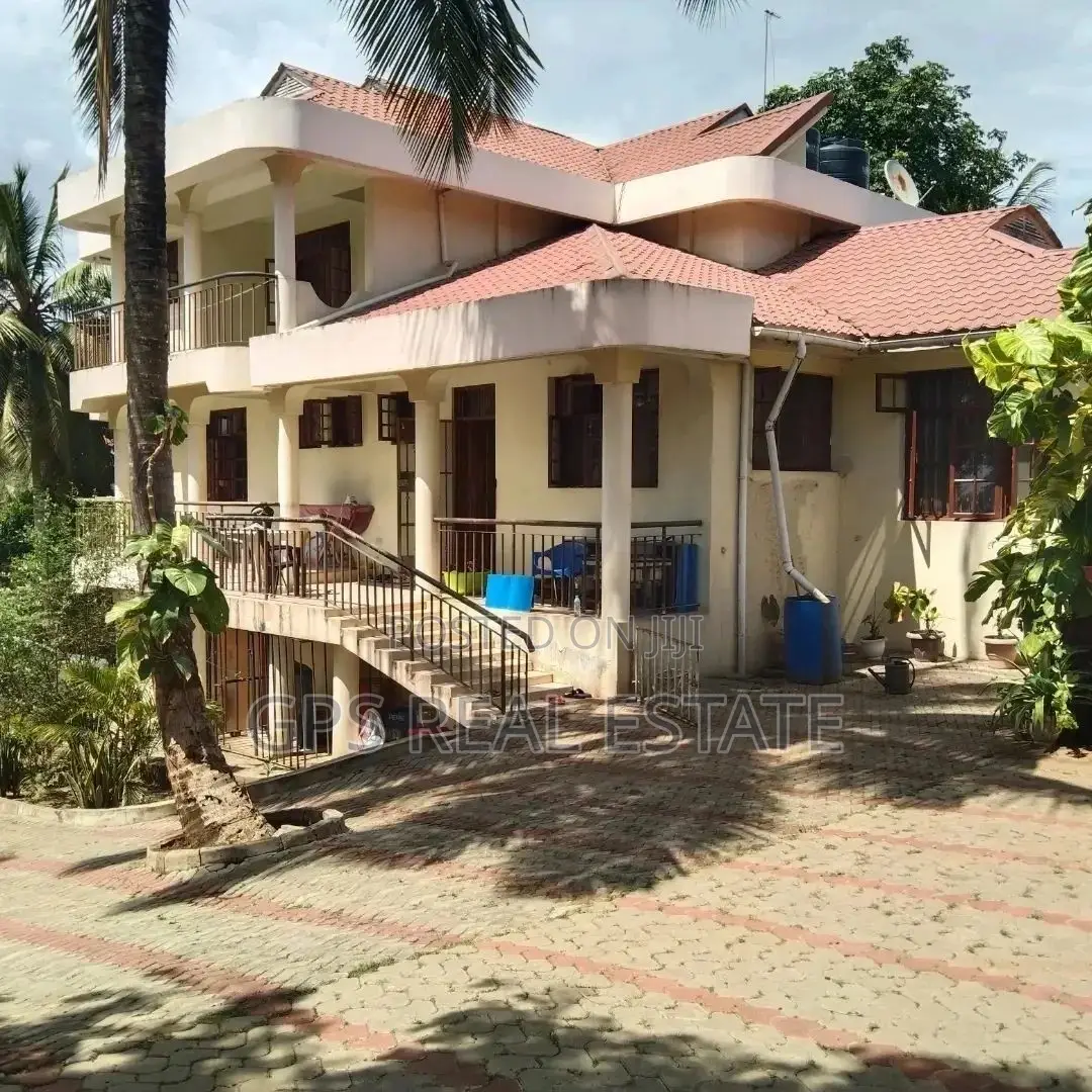 8bdrm House in Maxposh, Kinondoni for Sale