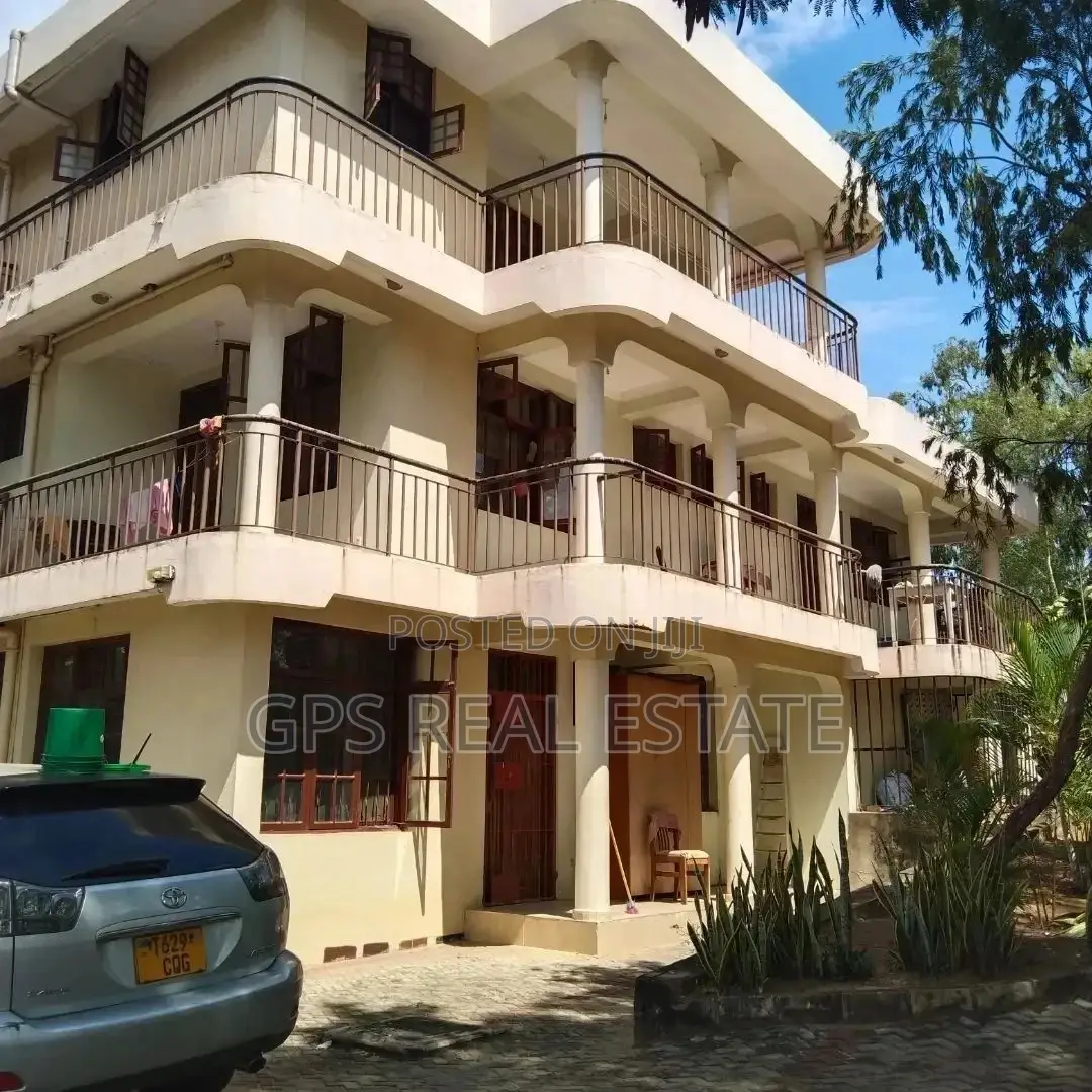 8bdrm House in Maxposh, Kinondoni for Sale