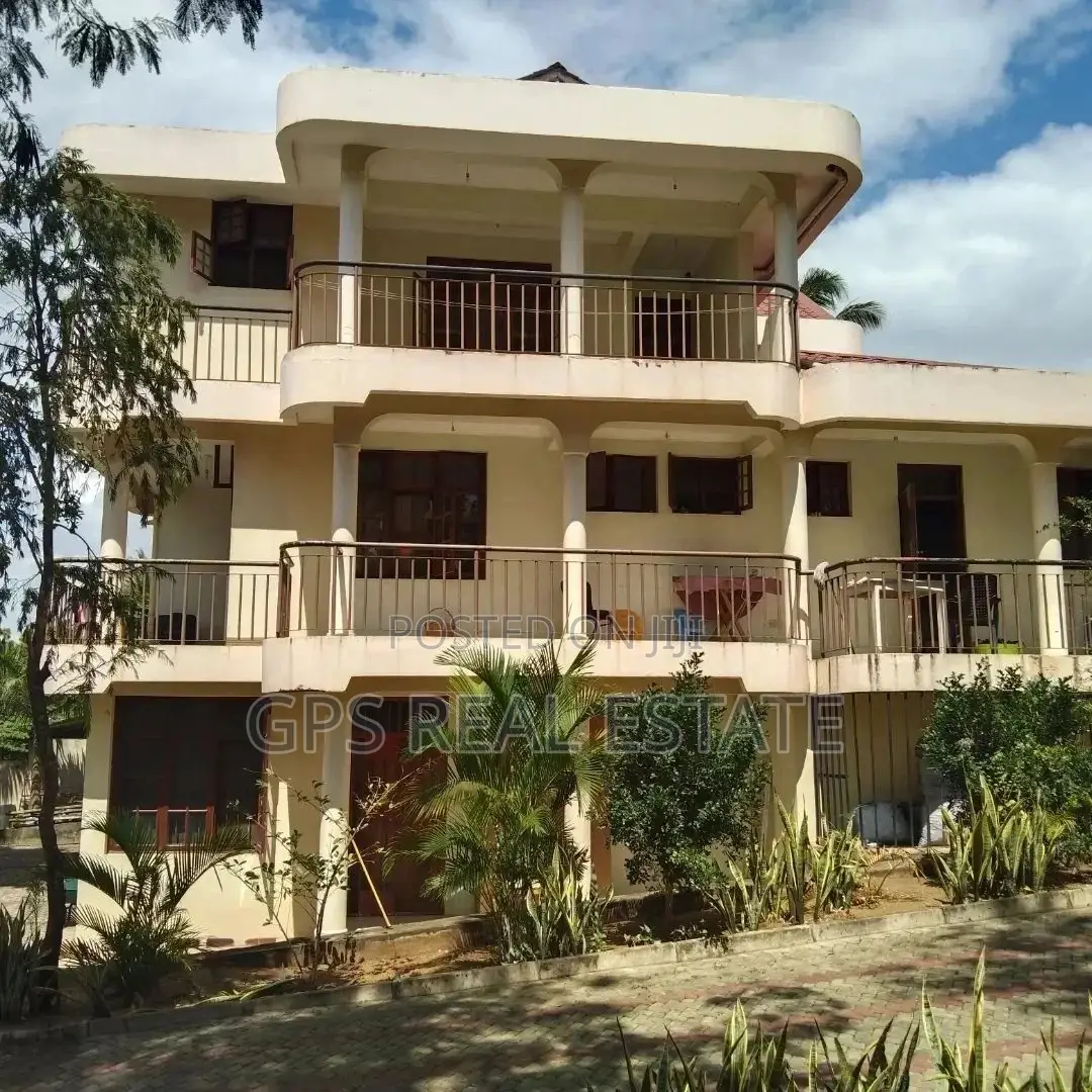 8bdrm House in Maxposh, Kinondoni for Sale