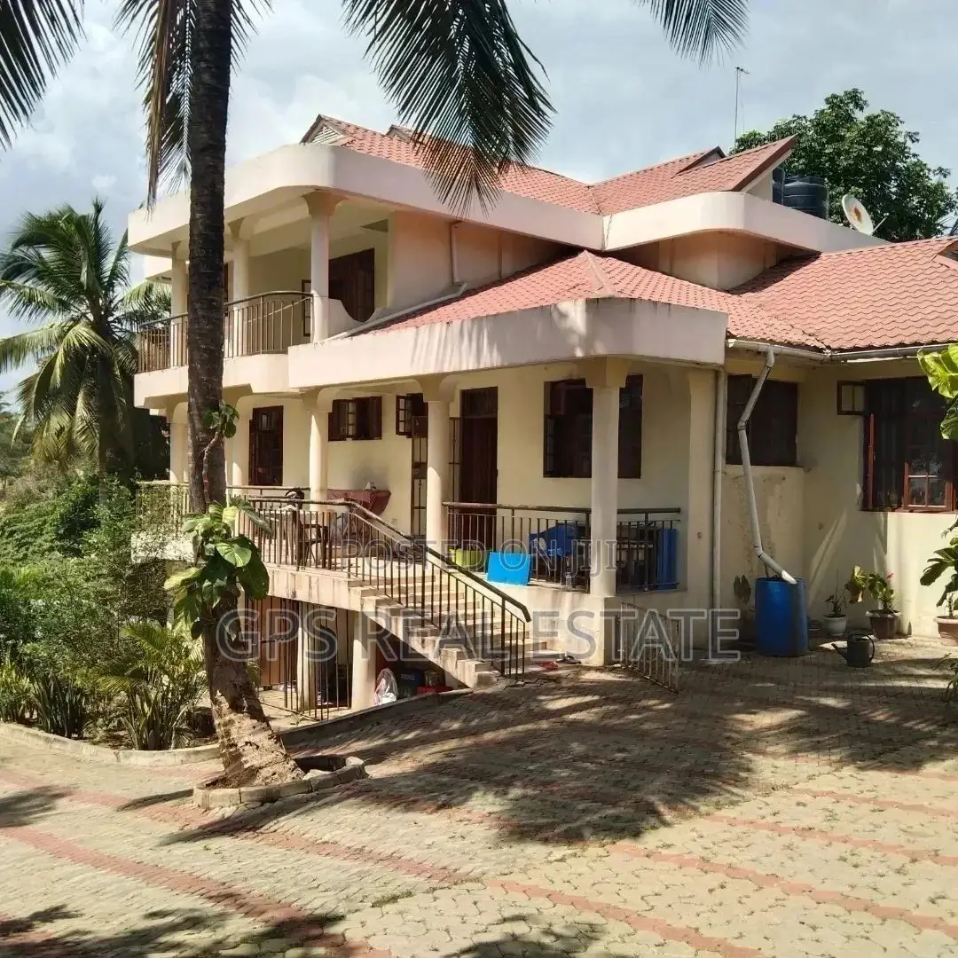 8bdrm House in Maxposh, Kinondoni for Sale